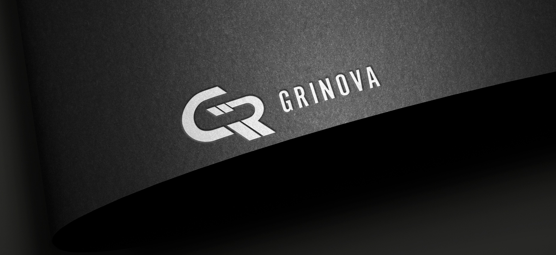 Prancheta 7 Grinova logo mockup on dark paper