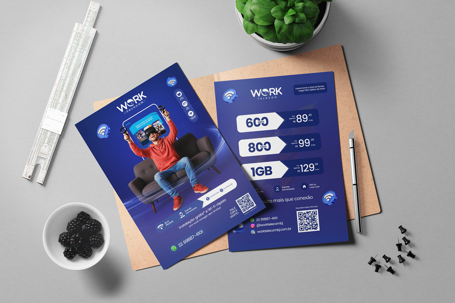 Mockup do folder impresso Work Telecom, frente e verso, planos de 600 mega a 1GB